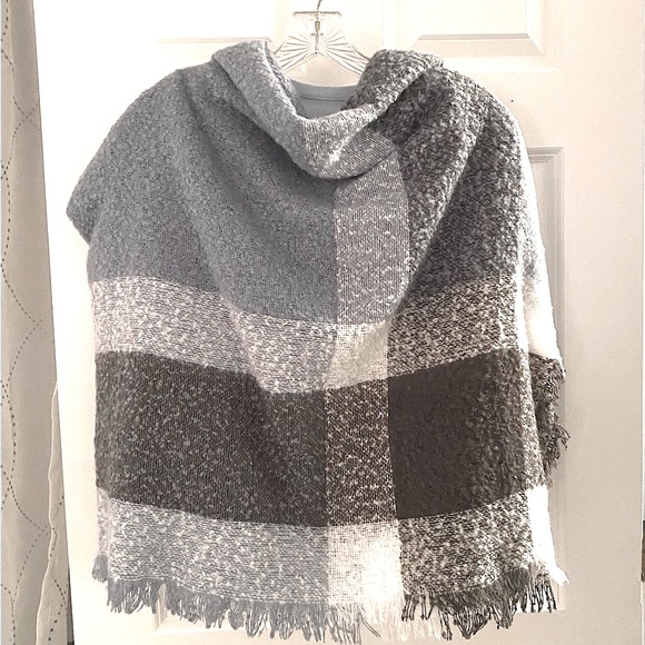 🩵 “Mia & Tess” Blanket Scarf Shawl. Pretty Shades Blue, Gray & Black Pattern. - Picture 7 of 8